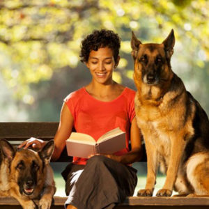 A prestação de serviço de Pet Sitter é realizada na casa do contratante. Pois não precisando sair do seu meio habitual os animais não sofrem alterações de comportamento e stress, além de não se exporem a doenças e parasitas.