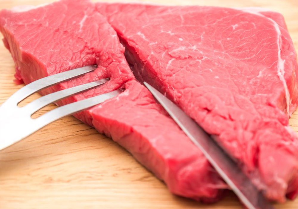 Alimentar cão com carne crua aumenta risco de contaminação, uma pesquisa feita pela UFMG revela preocupações sobre a prática de alimentar cães com carne crua.